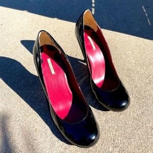 Max Studio 7.5 black patent leather pump